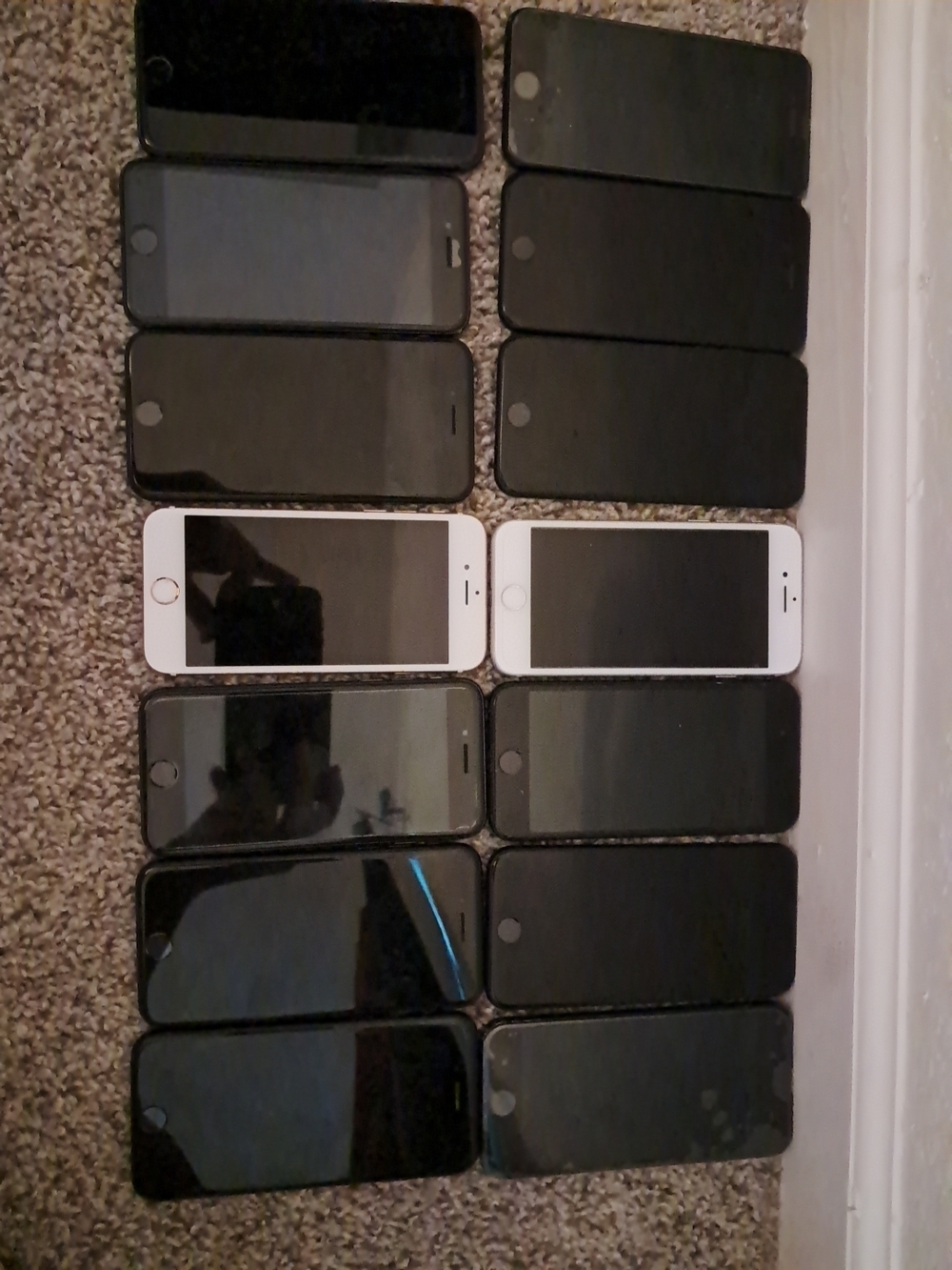 Apple iPhones in Black and White - Multiple Units